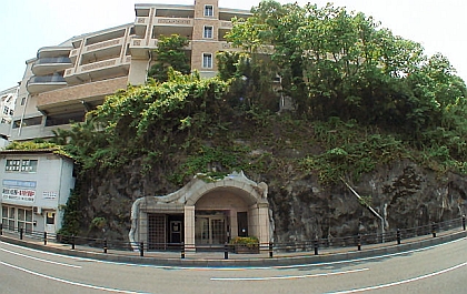山にめり込む家とビル