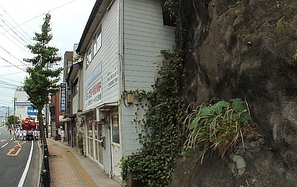 山にめり込む家